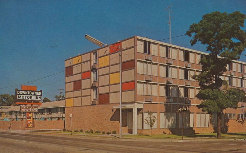 Tomahawk Motel (Devonshire Hotel, Downtowner Motor Inn) - Vintage Postcard
